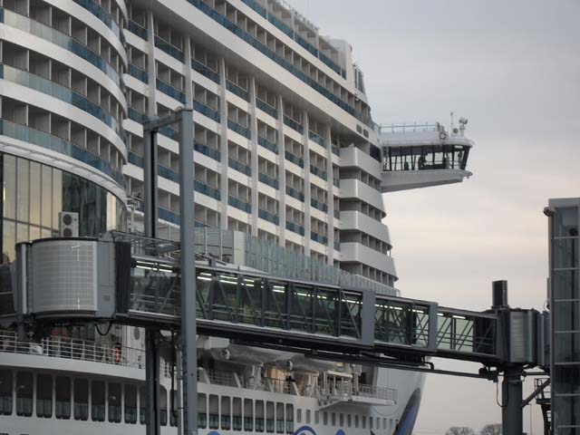 Cruiseschip ms AIDAperla van AIDA Cruises aan de Cruise Terminal Rotterdam